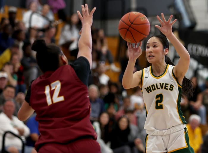 Taissa Queiroz (12) goes out on Tera Chen.